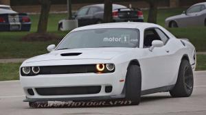 Dodge начал испытания дрэговой версии купе Challenger Hellcat 