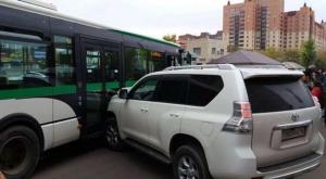 Внедорожник врезался в автобус в Астане