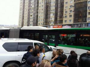 Внедорожник врезался в автобус в Астане 
