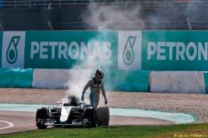 В Mercedes выяснили причину поломки мотора