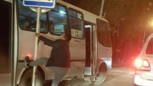 Фото дня: Автобус объезжает пробку по тротуару