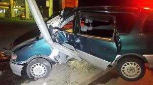 В Алматы Toyota на скорости врезалась в столб, 3 человека пострадали