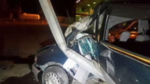 В Алматы Toyota на скорости врезалась в столб, 3 человека пострадали