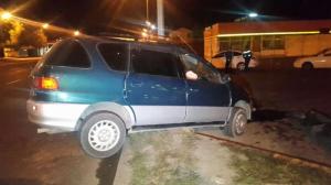 В Алматы Toyota на скорости врезалась в столб, 3 человека пострадали