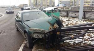 Водитель BMW потерял управление и снес ограждение в Алматы