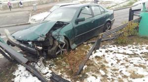 Водитель BMW потерял управление и снес ограждение в Алматы 