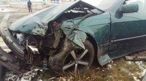 Водитель BMW потерял управление и снес ограждение в Алматы 
