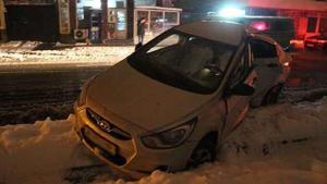 В Алматы водитель Hyundai, въехав в неубранную снежную «кашу», попал в серьезное ДТП