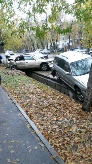 Три авто улетели в арык в результате ДТП в Алматы
