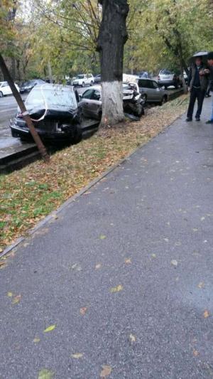 Три авто улетели в арык в результате ДТП в Алматы