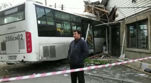 В Алматы автобус протаранил магазин