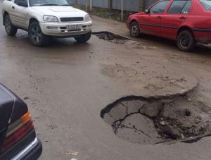 В Алматы проваливается новый асфальт 