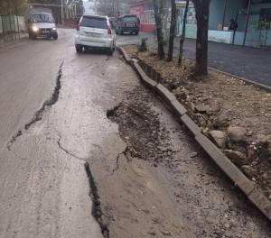 В Алматы проваливается новый асфальт 