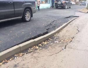 В Алматы проваливается новый асфальт 