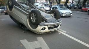 В Алматы на спецполосе для автобусов опрокинулось авто