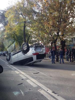 В Алматы на спецполосе для автобусов опрокинулось авто 