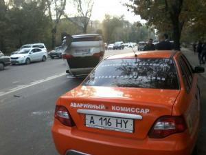 В Алматы на спецполосе для автобусов опрокинулось авто 