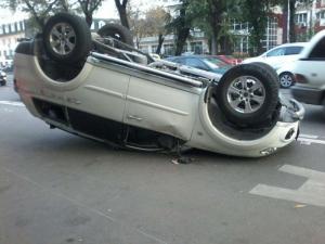 В Алматы на спецполосе для автобусов опрокинулось авто 