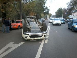В Алматы на спецполосе для автобусов опрокинулось авто 