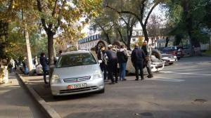 В Алматы на спецполосе для автобусов опрокинулось авто 