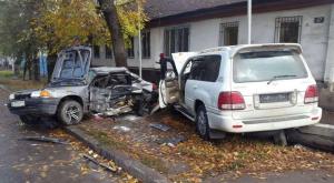 ДТП в Алматы: Lexus "уничтожил" Opel
