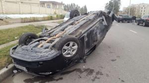 В Алматы после столкновения перевернулось авто 