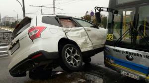 Необычное ДТП в Алматы: Subaru заехал на автобус 