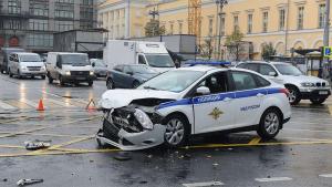 В центре Москвы патрульный автомобиль протаранил Audi с госномерами АМР