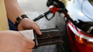 Падение курса рубля спровоцировало рост цен на бензин