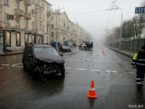 В центре Минска Lada протаранила скорую, та рухнула на Citroen и опрокинулась: есть жертва