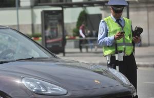 В Москве Porsche Cayenne разбил во дворе пять машин