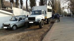 В Алматы грузовик дважды переехал девушку