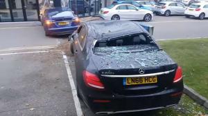 Tesla уничтожила припаркованный у автосалона седан Mercedes-Benz E-Class нового поколения