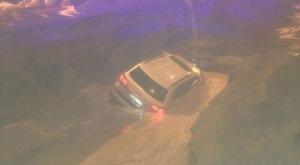 Внедорожник упал в огромную яму с грязью в Костанае