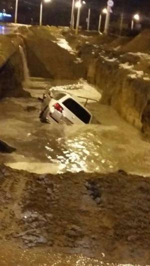 Внедорожник упал в огромную яму с грязью в Костанае 