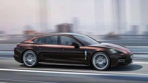 Porsche показала новые версии Panamera для России