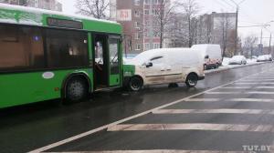 В Минске водителю автобуса стало плохо за рулем: он протаранил 7 автомобилей