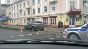 В Гомеле Range Rover вылетел на тротуар, снес светофор и сбил трех пешеходов: пострадал ребенок