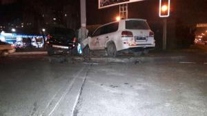 Два внедорожника снесли светофор в Алматы 