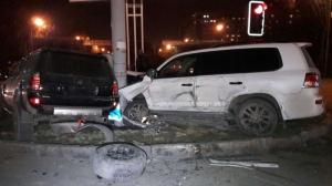 Два внедорожника снесли светофор в Алматы 