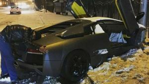 В Москве водитель обнял разбитый о столб суперкар Lamborghini