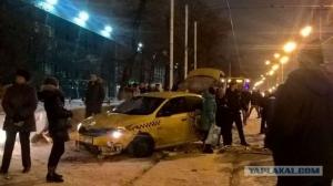 В Москве автомобиль сбил девять человек на трамвайной остановке