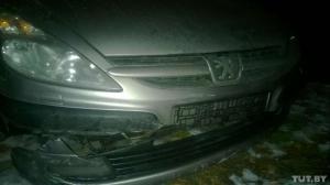 В Минске водитель на Peugeot вылетел с дороги на парковку, протаранил два автомобиля и скрылся