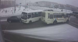 Автобус протаранил несколько авто в Караганде