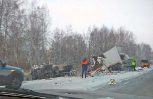 В Новосибирской области грузовик устроил тройное ДТП 