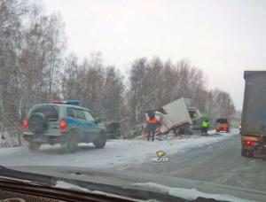В Новосибирской области грузовик устроил тройное ДТП 