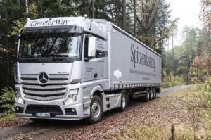 Mercedes-Benz доставил королеве Великобритании рождественскую елку 