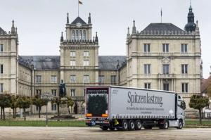 Mercedes-Benz доставил королеве Великобритании рождественскую елку 