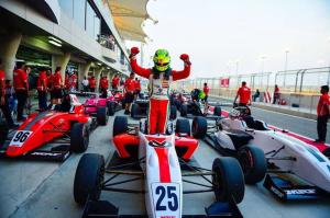 Мик Шумахер выиграл две гонки MRF Challenge в Бахрейне