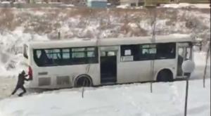 Алматинцы вынуждены толкать автобусы по гололеду в "Алгабасе" - очевидец